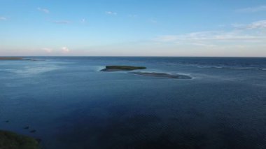 Akşamları denizde bir ada. İnsansız hava aracından görüntüle.