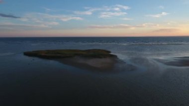 Akşamları denizde bir ada. İnsansız hava aracından görüntüle.