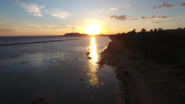 Pôr do sol sobre a costa do mar. Montanha escória no horizonte. Vista para drones — Vídeo de Stock