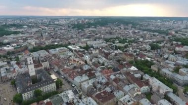 İnsansız hava aracından Lviv 'e bak. Rynok Meydanı bölgesi. Akşamları şehrin hava manzarası..