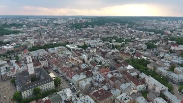 Widok z drona do Lwowa. Plac Rynok. Panorama miasta wieczorami. — Wideo stockowe
