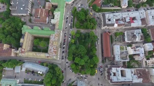 Vista do drone para Lviv. Área de Rynok Square. Panorama aéreo da cidade à noite. — Vídeo de Stock