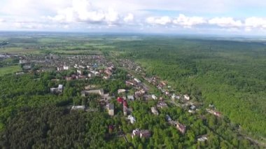 Drone View. Morshyn şehrinin panoraması ormanlarla çevrili. Doğu Karpat Tepeleri
