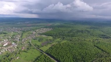 Drone View. Morshyn şehrinin panoraması ormanlarla çevrili. Doğu Karpat Tepeleri