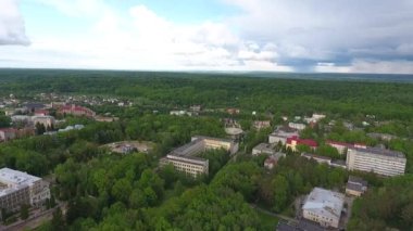 Drone View. Morshyn şehrinin panoraması ormanlarla çevrili. Doğu Karpat Tepeleri