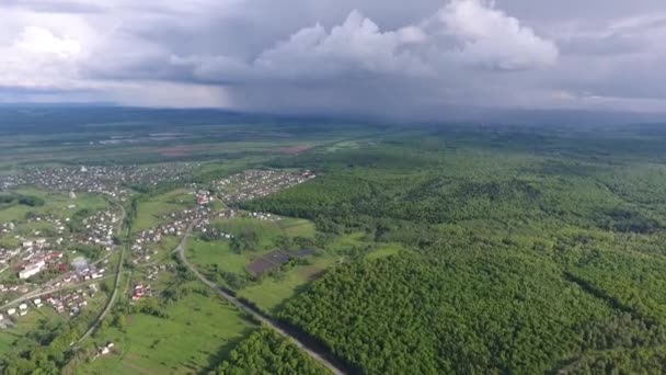 Drónra néző. Kilátás Morshyn városára erdőkkel körülvéve. Keleti-Kárpátok — Stock videók