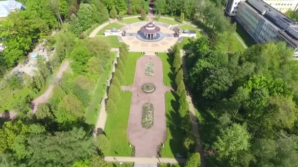 Bomba sala na cidade de morshyn no parque ao lado do palácio de mármore. Vista aérea — Vídeo de Stock