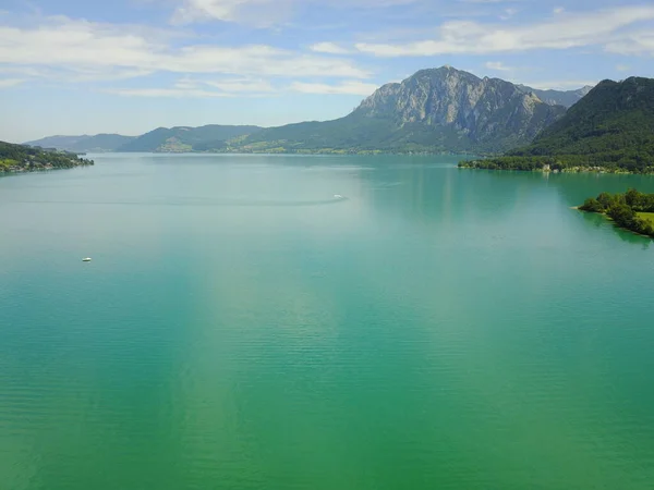 写真はオーストリア北部のAttersee湖のドローンビューを示しています ロイヤリティフリーのストック写真