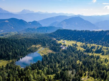 Resim Avusturya 'nın Styria kentindeki Hauseck' teki Scheibelsee Gölü 'nde insansız hava aracı görüntüsünü gösteriyor.