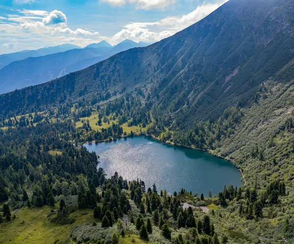 写真はオーストリアのスタイリアにあるハウゼックの湖Scheibelseeのドローンビューを示しています ロイヤリティフリーのストック写真