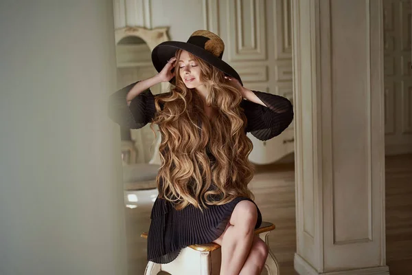 Jeunes Femmes Enceintes Cheveux Longs Robe Noire Chapeau Posant Studio — Photo