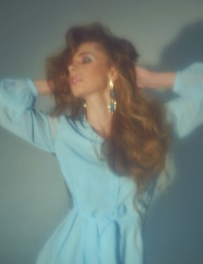 Mücevherlerinizi sunan genç ve çekici kadın modeller. Beyaz elbise giy. Çıplak makyaj, mükemmel cilt, uzun saç. Beyaz arkaplan.