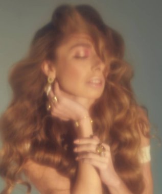 Mücevherlerinizi sunan genç ve çekici kadın modeller. Beyaz elbise giy. Çıplak makyaj, mükemmel cilt, uzun saç. Beyaz arkaplan.