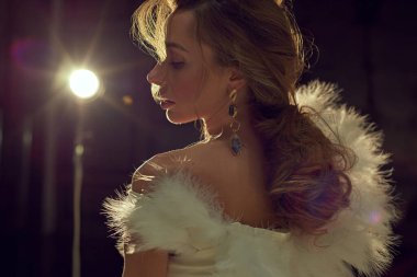 Genç ve çekici kadın modeller mücevherlerinizi sunuyor. Tüylü beyaz elbiseler giyin. Çıplak makyaj, mükemmel cilt, uzun saç. Beyaz arkaplan.