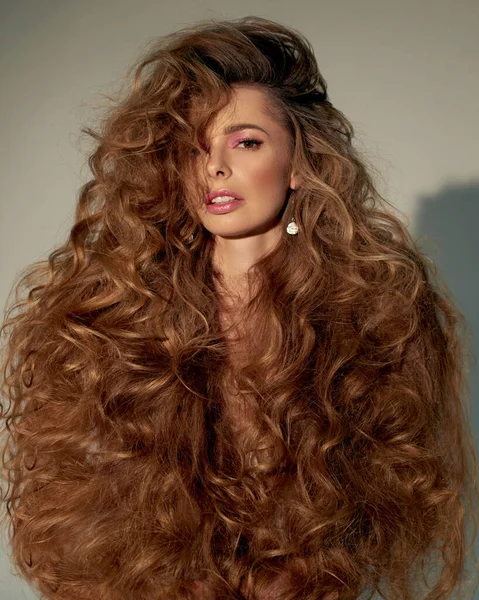 Mücevherlerinizi sunan genç ve çekici kadın modeller. Beyaz elbise giy. Çıplak makyaj, mükemmel cilt, uzun saç. Beyaz arkaplan.