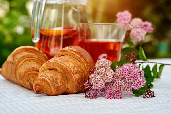 Çilekli meyve suyu ve masada ayçöreği olan limon. Farklı turunçgillerden ev yapımı limonata. Bahçe arka planında ferahlatıcı yaz içeceği.