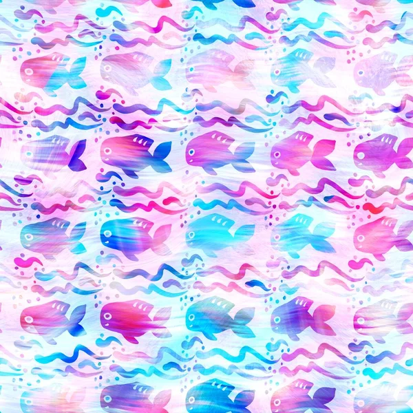 Batik hal nyakkendő festék mosás háttér. Foltos víz alatti úszó halak a strand fürdőruha. Szórakoztató nyári trendi strand divat print. Digitális folyékony akvarell effektus. Nagy felbontású zökkenőmentes minta. — Stock Fotó