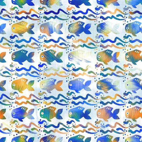 Batik fisk slipa färgämne tvätta bakgrund. Fläckiga undervattenssimmande fiskar för strandbadkläder. Kul sommar trendiga strand mode tryck. Digital vätska akvarell effekt. Högupplöst sömlöst mönster. — Stockfoto