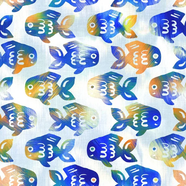 Batik fisk slipa färgämne tvätta bakgrund. Fläckiga undervattenssimmande fiskar för strandbadkläder. Kul sommar trendiga strand mode tryck. Digital vätska akvarell effekt. Högupplöst sömlöst mönster. — Stockfoto