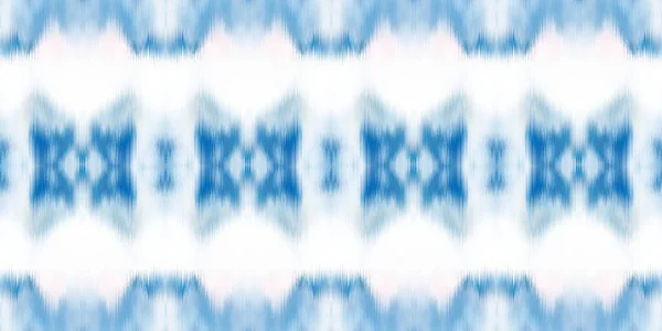 Geometriska indigo blå ombre slips färgämne batik rand kant mönster. Sömlös shibori utrymme färgad randig effekt mode kantlist. Tvättad boho strand bära band ändlös tejp. — Stockfoto