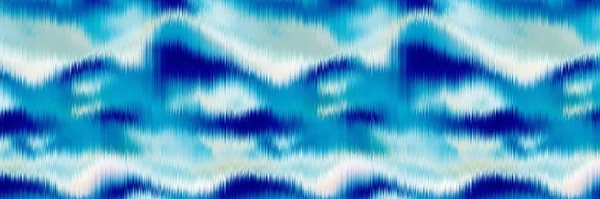 海洋蓝色斑驳边带亚麻布纹理背景.夏季海滨生活方式波浪形水布效果.蓝色漂洗边料.装饰性纺织品无缝花纹缎带装饰. — 图库照片
