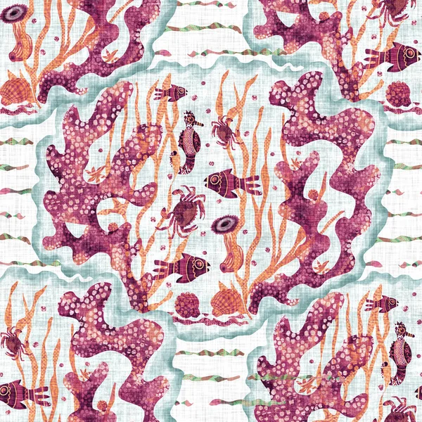 海のサンゴ礁のパターンの下での気まぐれな。子画面ブロック印刷効果。遊び心のある熱帯夏のスキューバビーチの休暇の背景。かわいい漫画スキャンディ魚動物リソシームレスなデザイン. — ストック写真