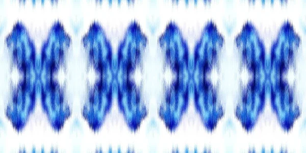 지리학적으로 푸른 색유리는 바틱 줄무늬의 경계 패턴을 띠는 염료이다. 가시없는 시보리 공간은 줄무늬 효과 패닝 효과를 염색 했다. 보호 해변에서는 끝없는 리본 테 입을 하고 있다. — 스톡 사진