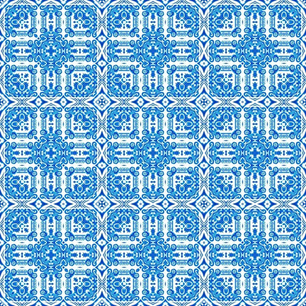 Bleu aquarelle blanche fond carrelage azulejos. Effet mosaïque florale géométrique côtière sans couture. Ornement arabesque tout au long de la mode d'été damassé répéter — Photo