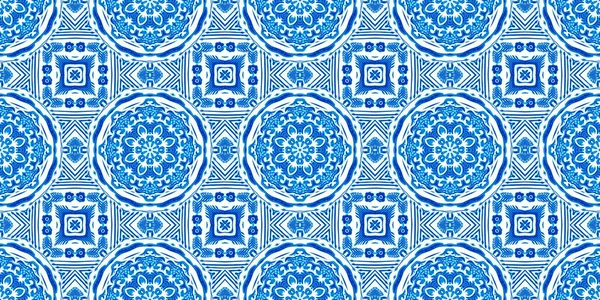  Kusursuz sahil geometrik çiçekli mozaik efekt afişi. Süslü arabesk yaz moda tekrarı. Mavi suluboya azulejo kenar arkaplan. 