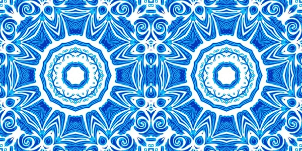  Kusursuz sahil geometrik çiçekli mozaik efekt afişi. Süslü arabesk yaz moda tekrarı. Mavi suluboya azulejo fayans kenar arkaplanı.