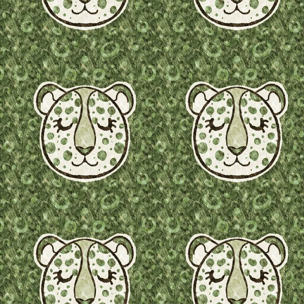 Leuke safari luipaard wild dier patroon voor baby 's kamer decor. Naadloze harige groene textuur genderneutraal print ontwerp. — Stockfoto