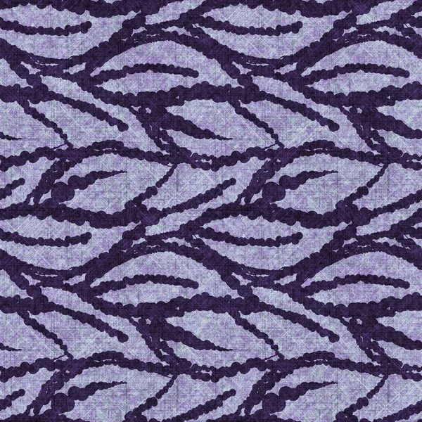 Botanik yaprakları, el işi, keten desenli. Yastık fırlatmak için organik yaprak doğal ses tonu, yumuşak mobilya. Modern mor ev dekorasyonu. 