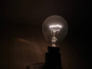 Bir ampulün yakın çekim görüntüsü.