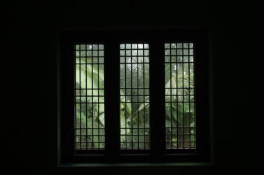 Karanlık bir odada bir pencere.