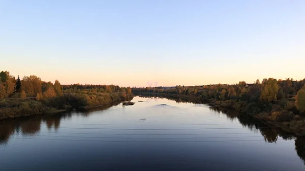 Río Espejo Con Árboles Largo Las Orillas Contra Cielo Azul —  Fotos de Stock