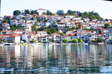 Ohri şehrinde Ohri Gölü ön planda.