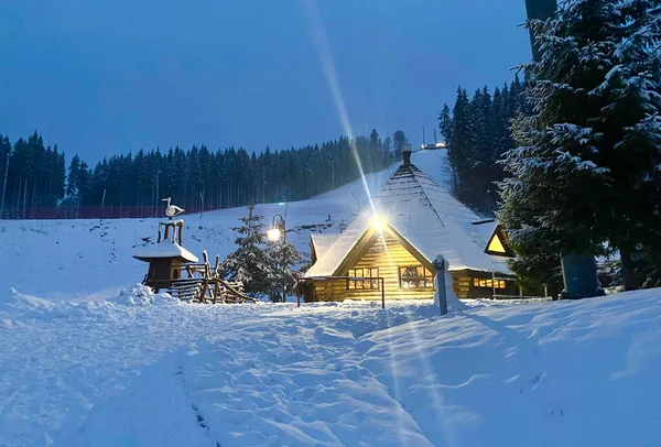 Dom Wieczornym Lesie Zimie — Zdjęcie stockowe