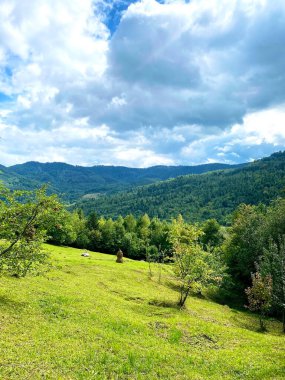 Dağlarda manzara Yazın blu gökyüzünde
