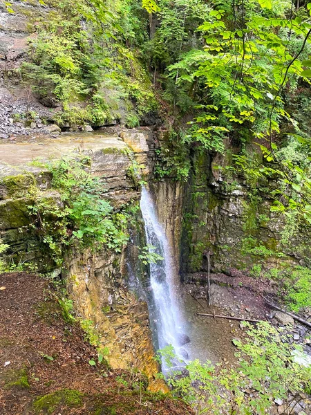 Maniava Wasserfall Sommer Einem Sonnigen Tag Zwischen Felsen Und Grün — Stockfoto