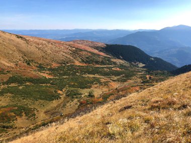 Sonbaharda dağlarla ve mavi gökyüzüyle manzara