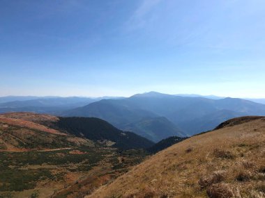 Sonbaharda dağlarla ve mavi gökyüzüyle manzara