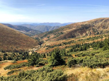 Sonbaharda dağlarla ve mavi gökyüzüyle manzara