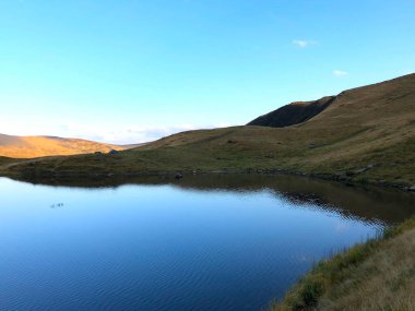 Sonbaharda dağlardaki dağ nehri