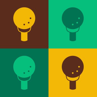 Tee ikonundaki Pop Art Golf topu renk arkaplanında izole edilmiş. Vektör