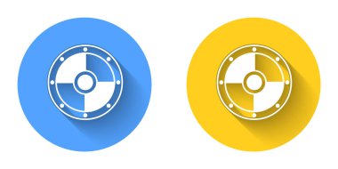 Beyaz yuvarlak tahta kalkan ikonu uzun gölge arkaplanı ile izole edilmiş. Güvenlik, güvenlik, koruma, mahremiyet, koruma kavramı. Çember düğmesi. Vektör