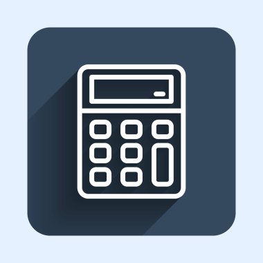 Beyaz çizgi hesap makinesi simgesi uzun gölge arkaplanı ile izole edildi. Muhasebe sembolü. İş hesaplamaları matematik eğitimi ve finans. Mavi kare düğme. Vektör