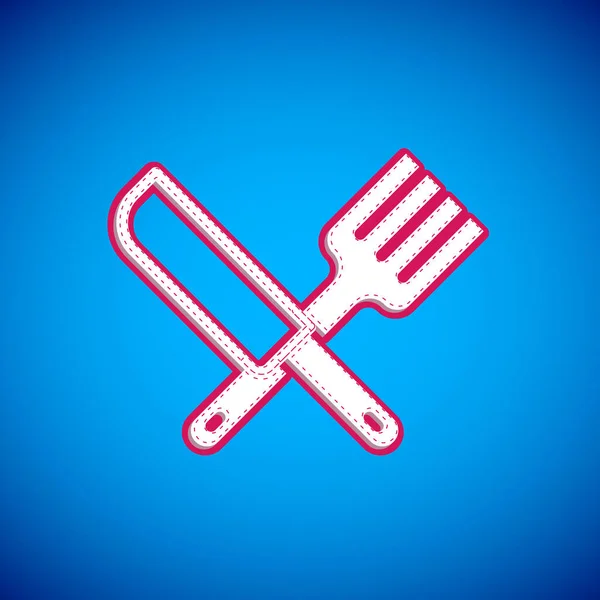 白色十字刀和叉子图标隔离在蓝色背景上.餐具的象征。B.病媒 — 图库矢量图片