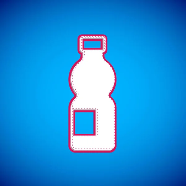 Bílá láhev vody ikona izolované na modrém pozadí. Nápis se sodovkou. Vektor — Stockový vektor