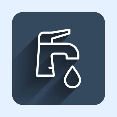 Beyaz çizgi su musluğu simgesi uzun gölge arkaplanı ile izole edildi. Mavi kare düğme. Vektör