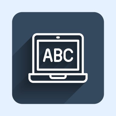 Beyaz çizgi dizüstü bilgisayar simgesi uzun gölge arkaplanı ile izole edildi. Boş ekran işaretli bilgisayar defteri. Mavi kare düğme. Vektör